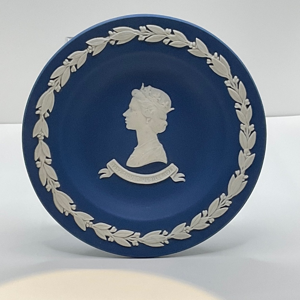 Wedgewood Royal Blue QUEEN ELIZABETH II Silver Jubilee Small Plate 4 3/8”